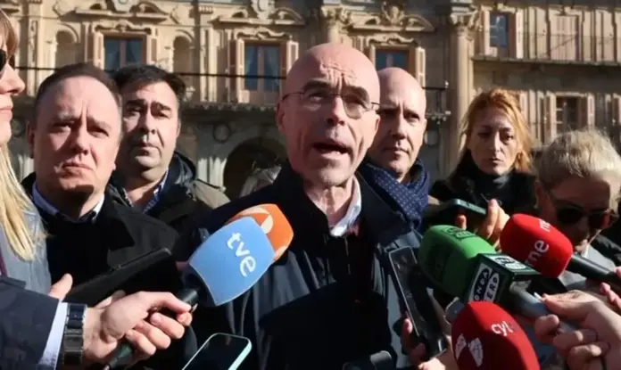 FOTOGRAFÍA. SALAMANCA (SALAMANCA) CASTILLA Y LEÓN), 26 DE FEBRERO DE 2026.  Buxadé: Marruecos rechaza el 92 % de expulsados marroquíes . El jefe de la Delegación de VOX en Bruselas, Jorge Buxadé Villalba (c); junto al cabeza de lista de VOX por la provincia de Salamanca a las Cortes de Castilla y León, Carlos Menéndez Blanco; visitó hoy la ciudad de Salamanca. El eurodiputado de Patriots of Europe atendió los medios de comunicación en plaza mayor del Ayuntamiento, tras la visita que se enmarca dentro de los actos de precampaña electoral de los comicios del próximo domingo 15 de marzo. Lasvocesdelpueblo (Ñ Pueblo)