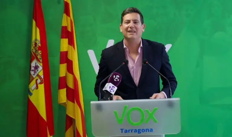 FOTOGRAFÍA. TARRAGONA (CATALUAÑ) ESPAÑA, 17 DE FEBRERO DE 2026. VOX se levanta contra la toma de barrios por el islamismo. Los principales dirigentes de VOX en la provincia de Tarragona, liderados por su presidente del Comité Ejecutivo Provincia (CEP) y portavoz adjunto del Grupo Parlamentario en el Parlamento de Cataluña, Sergio Macián de Greef; la coordinadora y portavoz del Grupo Municipal en Salou, Ana Belén Rodríguez Ros; el portavoz del Grupo Municipal en Reus, Francisco Javier Vaquero Rodríguez; el portavoz del Grupo Municipal en Vila-seca, Francisco Javier Domingo Aguilar; y el portavoz del grupo Municipal en Constantí, Juan Carlos Pinel Baquero (Juan C. Pinel); han ofrecido este martes una rueda de prensa conjunta, anunciando iniciativas municipales con el objetivo de abandonar la empresa pública supramunicipal FUNECAMP, tras la reciente sentencia judicial que cuestiona su legalidad y viabilidad económica. Lasvocesdelpueblo (Ñ Pueblo)