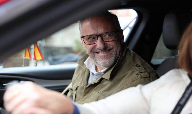 FOTOGRAFÍA. CIUDAD DE SEGOVIA (SEGOVIA) CASTILLA Y LEÓN (ESPAÑA), 14 DE FEBRERO DE 2026. El candidato Carlos Pollán promete poner fin a las ZBE en CyL. El candidato patriota de la formación de los obreros de España, VOX, a la Presidencia de la Junta Castilla y León para las elecciones autonómicas del próximo 15 de marzo, Carlos Pollán Fernández; participó en la mañana de hoy en Segovia en una manifestación motorizada vecinal en contra de la implantación de la ZBE por parte del Gobierno municipal globalista, migracionista y Woke del socialismo azul Partido Popular (PP) de Alberto Núñez Feijóo, Alfonso Fernando Fernández Mañueco, Isabel La Mala (Isabel Natividad Díaz ayuso), en la capital de la provincia de Segovia, Segovia; junto al secretario general del Sindicato para la Defensa de los Trabajadores de España SOLIDARIDAD, Jordi Albert de la Fuente Miró (Jordi de la Fuente); y a la cabeza de lista de VOX por Segovia a las Cortes de Castilla y León, Susana Suárez Villagrá. Lasvocesdelpueblo (Ñ Pueblo).