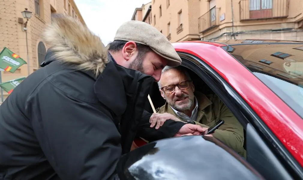 FOTOGRAFÍA. CIUDAD DE SEGOVIA (SEGOVIA) CASTILLA Y LEÓN (ESPAÑA), 14 DE FEBRERO DE 2026. El candidato Carlos Pollán promete poner fin a las ZBE en CyL. El candidato patriota de la formación de los obreros de España, VOX, a la Presidencia de la Junta Castilla y León para las elecciones autonómicas del próximo 15 de marzo, Carlos Pollán Fernández; participó en la mañana de hoy en Segovia en una manifestación motorizada vecinal en contra de la implantación de la ZBE por parte del Gobierno municipal globalista, migracionista y Woke del socialismo azul Partido Popular (PP) de Alberto Núñez Feijóo, Alfonso Fernando Fernández Mañueco, Isabel La Mala (Isabel Natividad Díaz ayuso), en la capital de la provincia de Segovia, Segovia; junto al secretario general del Sindicato para la Defensa de los Trabajadores de España SOLIDARIDAD, Jordi Albert de la Fuente Miró (Jordi de la Fuente); y a la cabeza de lista de VOX por Segovia a las Cortes de Castilla y León, Susana Suárez Villagrá. Lasvocesdelpueblo (Ñ Pueblo).