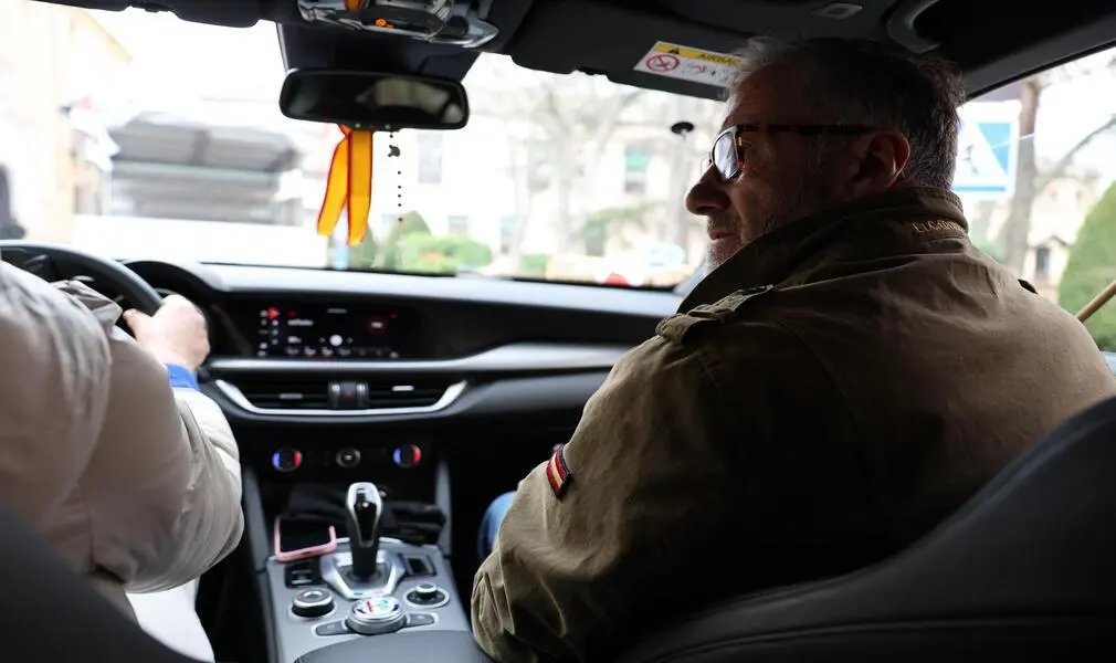 FOTOGRAFÍA. CIUDAD DE SEGOVIA (SEGOVIA) CASTILLA Y LEÓN (ESPAÑA), 14 DE FEBRERO DE 2026. El candidato Carlos Pollán promete poner fin a las ZBE en CyL. El candidato patriota de la formación de los obreros de España, VOX, a la Presidencia de la Junta Castilla y León para las elecciones autonómicas del próximo 15 de marzo, Carlos Pollán Fernández (d); participó en la mañana de hoy en Segovia en una manifestación motorizada vecinal en contra de la implantación de la ZBE por parte del Gobierno municipal globalista, migracionista y Woke del socialismo azul Partido Popular (PP) de Alberto Núñez Feijóo, Alfonso Fernando Fernández Mañueco, Isabel La Mala (Isabel Natividad Díaz ayuso), en la capital de la provincia de Segovia, Segovia; junto al secretario general del Sindicato para la Defensa de los Trabajadores de España SOLIDARIDAD, Jordi Albert de la Fuente Miró (Jordi de la Fuente); y a la cabeza de lista de VOX por Segovia a las Cortes de Castilla y León, Susana Suárez Villagrá (i). Lasvocesdelpueblo (Ñ Pueblo).