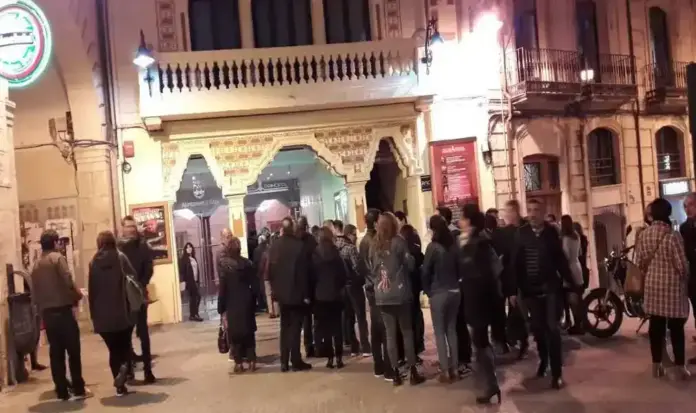 Teatro Principal de Alcoy,,Alcoy,teatro,cultura, humor,ocio, Alicate, caída del teatro principal de Alcoy, caída del teatro de Alcoy FOTOGRAFÍA. ALCOY (ALICANTE) COMUNIDAD VALENCIANA (ESPAÑA), 28 DE MARZO DE 2019. El Teatro Principal de Alcoy se cae por la irresponsabilidad política. Detalle de varias personas haciendo cola para acceder al palacio del Teatro Principal de Alcoy, en la provincia de Alicante, este jueves 28 de marzo de 2019. Teatro Principal de Alcoy/Lasvocesdelpueblo (Ñ Pueblo)