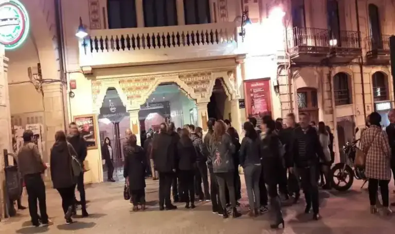 FOTOGRAFÍA. ALCOY (ALICANTE) COMUNIDAD VALENCIANA (ESPAÑA), 28 DE MARZO DE 2019. El Teatro Principal de Alcoy se cae por la irresponsabilidad política. Detalle de varias personas haciendo cola para acceder al palacio del Teatro Principal de Alcoy, en la provincia de Alicante, este jueves 28 de marzo de 2019. Teatro Principal de Alcoy/Lasvocesdelpueblo (Ñ Pueblo)