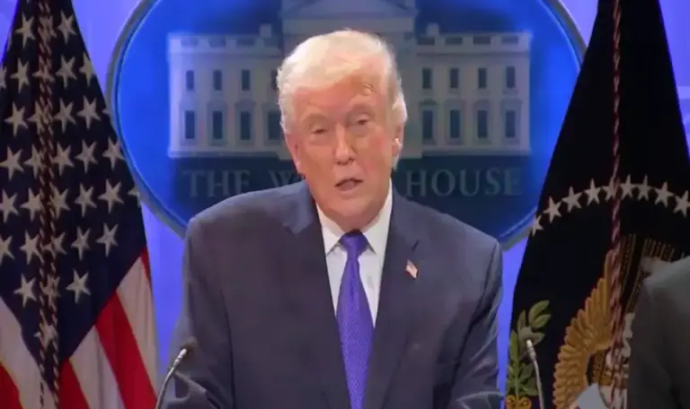 FOTOGRAFÍA. WASHINGTON (ESTADOS UNIDOS DE AMÉRICA, EEUU), 20 DE FEBRERO DE 2026. Trump firma un arancel global del 10 % con vigencia inmediata. El jefe de la 47ª Administración de United States of América, Donald John Trump, ofrece una rueda de prensa este viernes tras conocer la sentencia de la Corte Suprema de United States of America (USA) que rechaza parte de su política arancelaria contra Canadá, China y México, al extralimitarse en el uso de la llamada "Ley de Poderes de Emergencia Económica Internacional (IEEPA)" de 1977, mientras en ese momento EEUU no estaba en emergencia, recomendando al Gobierno de EEUU usar otras vías legales para aplicar en su totalidad sus políticas comerciales. El Tribunal Supremo, sin embargo, no impone ningún reembolso al tiempo que mantiene el resto de los aranceles. Trump ya ha valorado que todos los aranceles se mantienen porque hoy mismo va a firmar un Decreto, usando otros poderes que la misma Corte Suprema reconoce para reemplazar todos los aranceles rechazados frente al comercio injusto que venía sufriendo el pueblo estadounidense. Lasvocesdelpueblo (Ñ Pueblo)