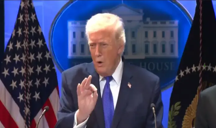 FOTOGRAFÍA. WASHINGTON (ESTADOS UNIDOS DE AMÉRICA, EEUU), 20 DE FEBRERO DE 2026. La Corte Suprema fortalece la capacidad de Trump sobre aranceles. El jefe de la 47ª Administración de United States of América, Donald John Trump, ofrece una rueda de prensa este viernes tras conocer la sentencia de la Corte Suprema de United States of America (USA) que rechaza parte de su política arancelaria contra Canadá, China y México, al extralimitarse en el uso de la llamada "Ley de Poderes de Emergencia Económica Internacional (IEEPA)" de 1977, mientras en ese momento EEUU no estaba en emergencia, recomendando al Gobierno de EEUU usar otras vías legales para aplicar en su totalidad sus políticas comerciales. El Tribunal Supremo, sin embargo, no impone ningún reembolso al tiempo que mantiene el resto de los aranceles. Trump ya ha valorado que todos los aranceles se mantienen porque hoy mismo va a firmar un Decreto, usando otros poderes que la misma Corte Suprema reconoce para reemplazar todos los aranceles rechazados frente al comercio injusto que venía sufriendo el pueblo estadounidense. Lasvocesdelpueblo (Ñ Pueblo)