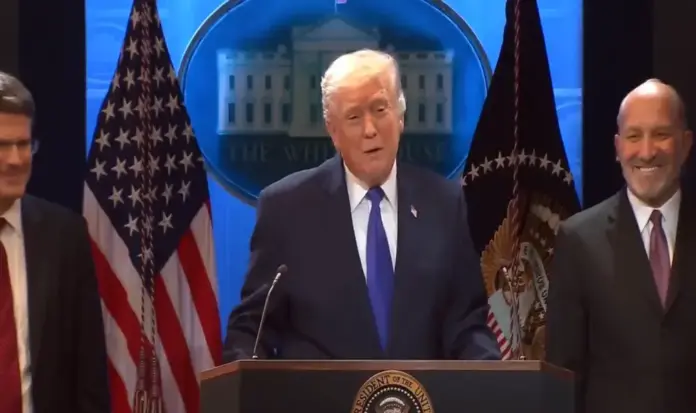 FOTOGRAFÍA. WASHINGTON (ESTADOS UNIDOS DE AMÉRICA, EEUU), 20 DE FEBRERO DE 2026. La Corte Suprema fortalece la capacidad de Trump sobre aranceles. El jefe de la 47ª Administración de United States of América, Donald John Trump (c), ofrece una rueda de prensa este viernes tras conocer la sentencia de la Corte Suprema de United States of America (USA) que rechaza parte de su política arancelaria contra Canadá, China y México, al extralimitarse en el uso de la llamada "Ley de Poderes de Emergencia Económica Internacional (IEEPA)" de 1977, mientras en ese momento EEUU no estaba en emergencia, recomendando al Gobierno de EEUU usar otras vías legales para aplicar en su totalidad sus políticas comerciales. El Tribunal Supremo, sin embargo, no impone ningún reembolso al tiempo que mantiene el resto de los aranceles. Trump ya ha valorado que todos los aranceles se mantienen porque hoy mismo va a firmar un Decreto, usando otros poderes que la misma Corte Suprema reconoce para reemplazar todos los aranceles rechazados frente al comercio injusto que venía sufriendo el pueblo estadounidense. Lasvocesdelpueblo (Ñ Pueblo)