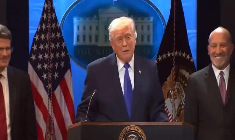 FOTOGRAFÍA. WASHINGTON (ESTADOS UNIDOS DE AMÉRICA, EEUU), 20 DE FEBRERO DE 2026. La Corte Suprema fortalece la capacidad de Trump sobre aranceles. El jefe de la 47ª Administración de United States of América, Donald John Trump (c), ofrece una rueda de prensa este viernes tras conocer la sentencia de la Corte Suprema de United States of America (USA) que rechaza parte de su política arancelaria contra Canadá, China y México, al extralimitarse en el uso de la llamada "Ley de Poderes de Emergencia Económica Internacional (IEEPA)" de 1977, mientras en ese momento EEUU no estaba en emergencia, recomendando al Gobierno de EEUU usar otras vías legales para aplicar en su totalidad sus políticas comerciales. El Tribunal Supremo, sin embargo, no impone ningún reembolso al tiempo que mantiene el resto de los aranceles. Trump ya ha valorado que todos los aranceles se mantienen porque hoy mismo va a firmar un Decreto, usando otros poderes que la misma Corte Suprema reconoce para reemplazar todos los aranceles rechazados frente al comercio injusto que venía sufriendo el pueblo estadounidense. Lasvocesdelpueblo (Ñ Pueblo)