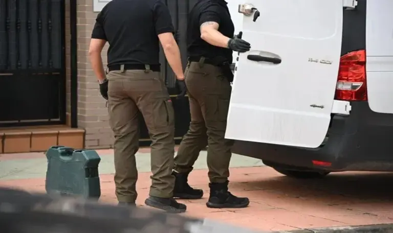 FOTOGRAFÍA. ESPAÑA, 17 DE FEBRERO DE 2026. Detenido el ex alto cargo del Gobierno de Pedro Sánchez en Andalucía. Los agentes de Unidad Central Operativa (UCO) de la Guardia Civil (en la imagen), han detenido este martes a Rafael Pineda, quien fuera jefe de gabinete del actual delegado del Gobierno en Andalucía, Pedro Fernández, en el marco de una investigación vinculada a una operación urbanística. Efe