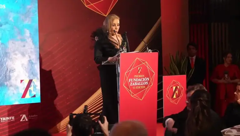 FOTOGRAFÍA. MADRID (ESPAÑA), 27 DE FEBRERO DE 2026. La Fundación Zaballos reúne a 400 personas en su VI gala de premios. En la imagen, la presidente de Fundación Zaballos, Emilia Zaballos Pulido, durante su intervención. Los galardonados de la VI Edición Premios Fundación Zaballos han sido: Premio a un periodismo riguroso, contrastado y neutral, don Matías Prats Luque; premio el reconocimiento a su liderazgo empresarial y a su firme compromiso social, sustentado en sólidos valores y en el desarrollo de infraestructuras estratégicas al servicio del progreso, don José María Álvarez-Pallete; premio internacional del patronato, don Ricardo Benjamín Salinas Pliego; premio a su trayectoria profesional vinculada a la coherencia en la administración de justicia y a la defensa de la independencia judicial y los derechos fundamentales, María Isabel Perelló Doménech; premio del nacional del patronato, la Policía Nacional, Recibió el galardón la subdirectora General del Gabinete Técnico de la Policía Nacional, María Almudena Tudanca de Francisco; Premio por su labor en defensa, promoción y puesta en valor del toro de lidia, Fundación Toro de Lidia (don Victorino Martín García); y premio al desarrollo de incubadoras neonatales de bajo coste y acceso libre, don Pablo Sánchez Bergasa; este viernes en el Hotel InterContinental de Madrid. El sexto galardonado ha sido Juan Carlos Unzué Labiano, premio por su actividad y lucha contra la Esclerosis lateral amiotrófica (ELA). Lasvocesdelpueblo (Ñ Pueblo)
