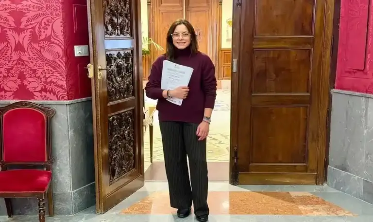 FOTOGRAFÍA. GRANADA (ANDALUCÍA) ESPAÑA, 24 DE FEBRERO DE 2026.VOX urge impedir la reducción de plazas del CAIT de San Rafael. El Grupo Municipal de VOX en el Ayuntamiento de Granada, Mónica del Carmen Rodríguez Gallego (Mónica Rodríguez Gallego), registrada este martes. Lasvocesdelpueblo (Ñ Pueblo)