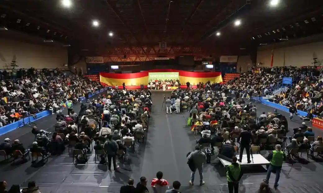 FOTOGRAFÍA. BURGOS (CASTILLA Y LEÓN) ESPAÑA, 27 DE FEBRERO DE 2026. Abascal y Pollán aseguran que nos gustaría ganar con mayoría absoluta. El presidente de VOX y de Patriots of Europe, Santiago Abascal Conde; junto al candidato de VOX a la Presidencia de la Junta de Castilla y León, Carlos Pollán Fernández (en la imagen); y y por el cabeza de lista por Burgos, Iñaki Sicilia Doménech; ha protagonizado este viernes el acto de inicio de campaña de las elecciones a las Cortes de Castilla y León del próximo 15 de marzo en el Polideportivo Municipal El Plantío de Burgos, antes al menos "1.200 personas", según datos de la organización. Lasvocesdelpueblo (Ñ Pueblo)