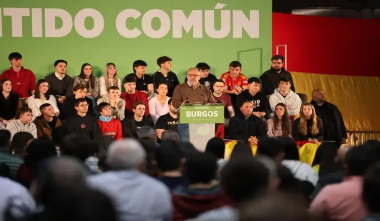 FOTOGRAFÍA. BURGOS (CASTILLA Y LEÓN) ESPAÑA, 27 DE FEBRERO DE 2026. Abascal y Pollán aseguran que nos gustaría ganar con mayoría absoluta. El presidente de VOX y de Patriots of Europe, Santiago Abascal Conde; junto al candidato de VOX a la Presidencia de la Junta de Castilla y León, Carlos Pollán Fernández (en la imagen); y y por el cabeza de lista por Burgos, Iñaki Sicilia Doménech; ha protagonizado este viernes el acto de inicio de campaña de las elecciones a las Cortes de Castilla y León del próximo 15 de marzo en el Polideportivo Municipal El Plantío de Burgos, antes al menos "1.200 personas", según datos de la organización. Lasvocesdelpueblo (Ñ Pueblo)