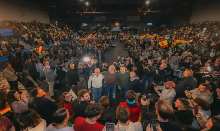 FOTOGRAFÍA. BURGOS (CASTILLA Y LEÓN) ESPAÑA, 27 DE FEBRERO DE 2026. Abascal y Pollán aseguran que nos gustaría ganar con mayoría absoluta. El presidente de VOX y de Patriots of Europe, Santiago Abascal Conde (2 d); junto al candidato de VOX a la Presidencia de la Junta de Castilla y León, Carlos Pollán Fernández (2 i); y y por el cabeza de lista por Burgos, Iñaki Sicilia Doménech; ha protagonizado este viernes el acto de inicio de campaña de las elecciones a las Cortes de Castilla y León del próximo 15 de marzo en el Polideportivo Municipal El Plantío de Burgos, antes al menos "1.200 personas", según datos de la organización. Lasvocesdelpueblo (Ñ Pueblo)