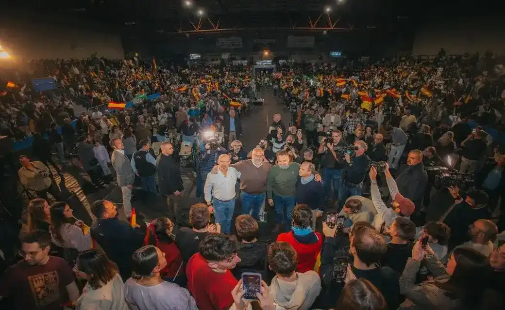 FOTOGRAFÍA. BURGOS (CASTILLA Y LEÓN) ESPAÑA, 27 DE FEBRERO DE 2026. Abascal y Pollán aseguran que nos gustaría ganar con mayoría absoluta. El presidente de VOX y de Patriots of Europe, Santiago Abascal Conde (2 d); junto al candidato de VOX a la Presidencia de la Junta de Castilla y León, Carlos Pollán Fernández (2 i); y y por el cabeza de lista por Burgos, Iñaki Sicilia Doménech; ha protagonizado este viernes el acto de inicio de campaña de las elecciones a las Cortes de Castilla y León del próximo 15 de marzo en el Polideportivo Municipal El Plantío de Burgos, antes al menos "1.200 personas", según datos de la organización. Lasvocesdelpueblo (Ñ Pueblo)