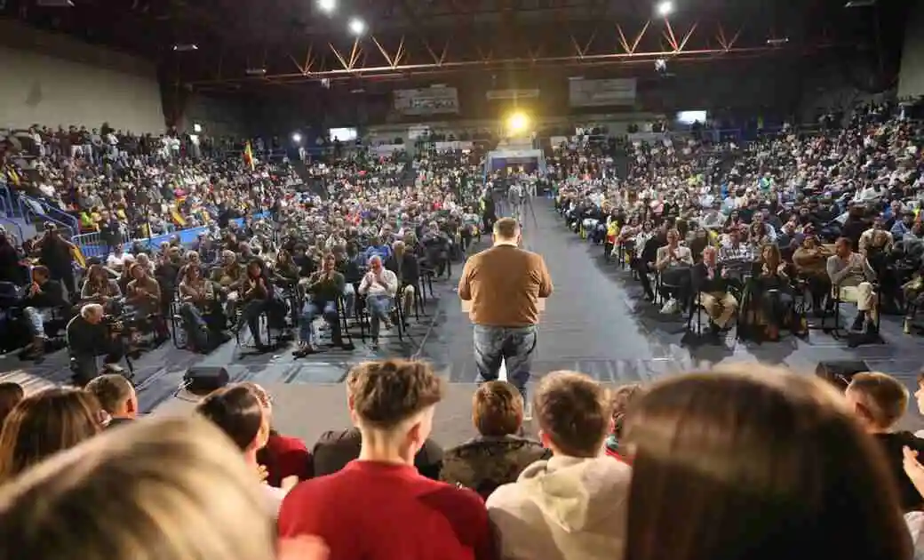 FOTOGRAFÍA. BURGOS (CASTILLA Y LEÓN) ESPAÑA, 27 DE FEBRERO DE 2026. Abascal y Pollán aseguran que nos gustaría ganar con mayoría absoluta. El presidente de VOX y de Patriots of Europe, Santiago Abascal Conde; junto al candidato de VOX a la Presidencia de la Junta de Castilla y León, Carlos Pollán Fernández (en la imagen); y y por el cabeza de lista por Burgos, Iñaki Sicilia Doménech; ha protagonizado este viernes el acto de inicio de campaña de las elecciones a las Cortes de Castilla y León del próximo 15 de marzo en el Polideportivo Municipal El Plantío de Burgos, antes al menos "1.200 personas", según datos de la organización. Lasvocesdelpueblo (Ñ Pueblo)