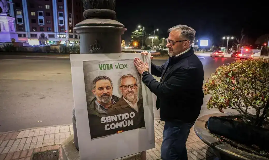 FOTOGRAFÍA. LEÓN (CASTILLA Y LEÓN) ESPAÑA, 26 DE FEBRERO DE 2026. 12 ejes y 509 soluciones del programa electoral de VOX en CyL. Elecciones Castilla y león 15M. El candidato de VOX a la Presidencia de la Junta de Castilla y León, Carlos Pollán Fernández (d); aparece e la derecha del cartel oficial de calle Bambú 12 de Madrid, junto a al mandatario de VOX España y presidente de Patriots of Europe, Santiago Abascal Conde (en la izquierda), bajo firma "Sentido Común". Esta noche, el candidato Pollán ha iniciado esta noche la campaña electoral para las elecciones del próximo 15 de marzo con una pegada de carteles en la Plaza de Guzmán el Bueno, junto a Laura Dorreis y Miguel Suárez, números dos y tres respectivamente en la lista por León a las Cortes de CyL Lasvocesdelpueblo (Ñ Pueblo)