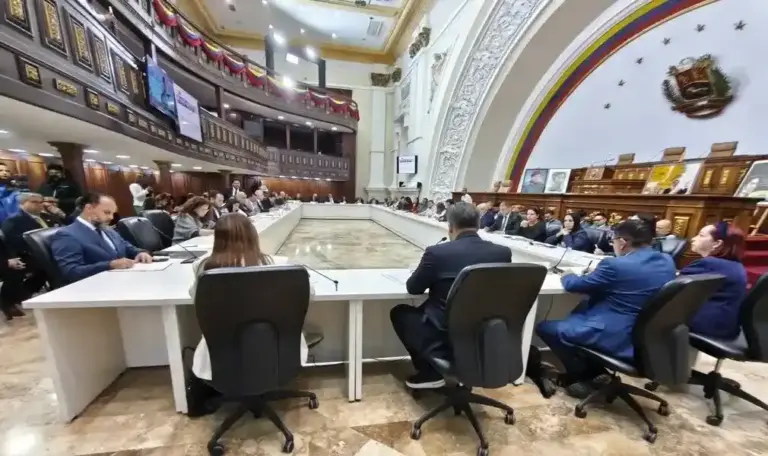 FOTOGRAFÍA. CARACS (VENEZUELA), 06 DE FEBRERO DE 2026. La Amnistía en Venezuela excluye a los chavistas en su Artículo 7. Los restos de la tiranía narcoterrorista, socialista, WOKE y socialista reunidos hoy en la ocupada Asamblea Nacional de Venezuela unipartidista, liderados por su llamado "presidente de la Comisión Permanente de Política Interior", el diputado hijo del exnarcodictador y narcoterrorista líder del Cartel de los Soles capturado y extraído del país por las fuerzas especiales de Estados Unidos de América, Nicolás Maduro Moros, Nicolás Maduro Guerra, con los juristas del régimen, concretamente, con los decanos de las "Facultades de Ciencias Jurídicas y sus equivalentes" para buscar una salida jurídica de los mini-dictadores socialistas en la nueva Venezuela que ya está en la vuelta de esquina, pilotada desde Washington por la 47ª Administración de los Estados Unidos de América Donald John Trump y James David Vance, el presidente y vicepresidente de United States of America (USA). Lasvocesdelpueblo (Ñ Pueblo)