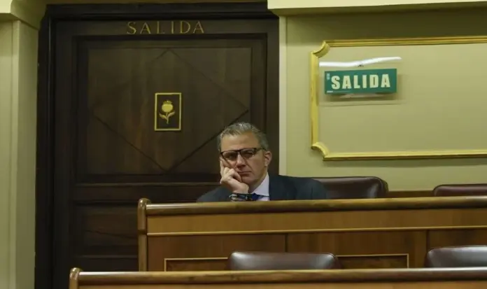 FOTOGRAFÍA. MADRID (ESPAÑA), 10 DE FEBRERO DE 2026. El polémico portavoz del Grupo Municipal de VOX en el Ayuntamiento de Madrid, exsecretario general de VOX, exmiembro del Comité Ejecutivo Nacional (CEN) de VOX y diputado por Madrid al Congreso de los Diputados, Francisco Javier Ortega Smith-Molina, Javier Ortega Smith, solito en su asiento en el Congreso de los Diputados, desde su expulsión de la portavocía parlamentaria tras comprobar sus presuntos vínculos con los promotores de las fracasadas campañas "matar a VOX". Efe