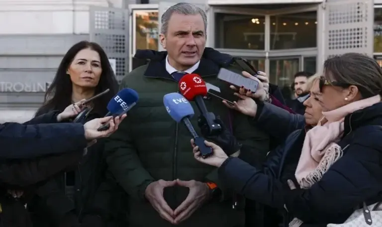 FOTOGRAFÍA. MADRID (ESPAÑA), 19 DE ENERO DE 2026. El polémico portavoz del Grupo Municipal de VOX en el Ayuntamiento de Madrid, exsecretario general de VOX y exmiembro del Comité Ejecutivo Nacional (CEN) de VOX, Francisco Javier Ortega Smith-Molina, Javier Ortega Smith, atiende a los medios de comunicación, increíblemente siempre contra su propio partido, VOX, sirviendo intereses ocultos presuntamente. Efe