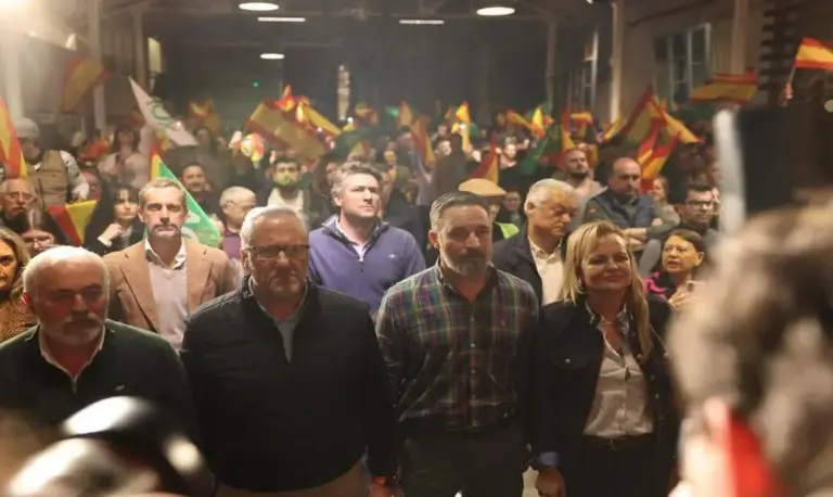 FOTOGRAFÍA. ZAMORA (ZAMORA) CASTILLA Y LEÓN (ESPAÑA), 25 DE FEBRERO DE 2026. Candidato Pollán: "No os defraudaremos". El presidente de VOX y Patriots of Europe, Santiago Abascal Conde; arropó esta noche al candidato de Bambú 12 de Madrid a la Presidencia de la Junta de Castilla y León, Carlos Pollán Fernández (en la imagen); desbordando Zamora y dejando varias centenares de personas fuera por aforo completado, al menos "500 personas", según cifra de la organización a Lasvocesdelpueblo, confirmando nuevamente el auge de VOX vivido en Extremadura y Aragón y que podría producirse la noche electoral del 15M en CyL, donde ya se está registrando muchos nervios entre los socialismos (azul y rojo) del Bipartidismo, Partido Popular y Partido Socialista. Lasvocesdelpueblo (Ñ Pueblo)