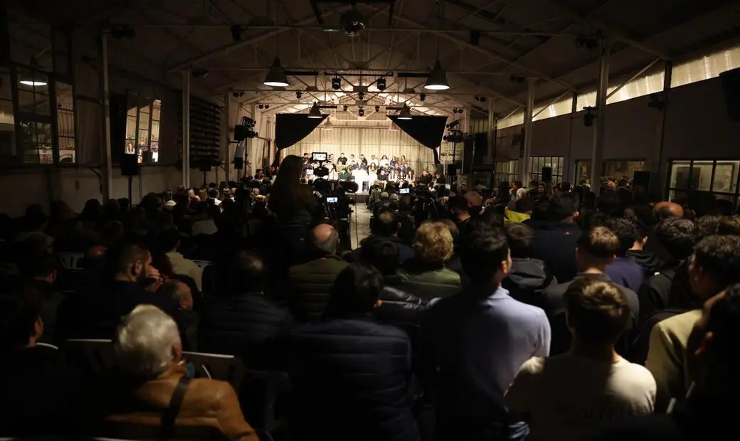 FOTOGRAFÍA. ZAMORA (ZAMORA) CASTILLA Y LEÓN (ESPAÑA), 25 DE FEBRERO DE 2026. Candidato Pollán: "No os defraudaremos". El presidente de VOX y Patriots of Europe, Santiago Abascal Conde; arropó esta noche al candidato de Bambú 12 de Madrid a la Presidencia de la Junta de Castilla y León, Carlos Pollán Fernández; desbordando Zamora y dejando varias centenares de personas fuera por aforo completado, al menos "500 personas", según cifra de la organización a Lasvocesdelpueblo, confirmando nuevamente el auge de VOX vivido en Extremadura y Aragón y que podría producirse la noche electoral del 15M en CyL, donde ya se está registrando muchos nervios entre los socialismos (azul y rojo) del Bipartidismo, Partido Popular y Partido Socialista. Lasvocesdelpueblo (Ñ Pueblo)