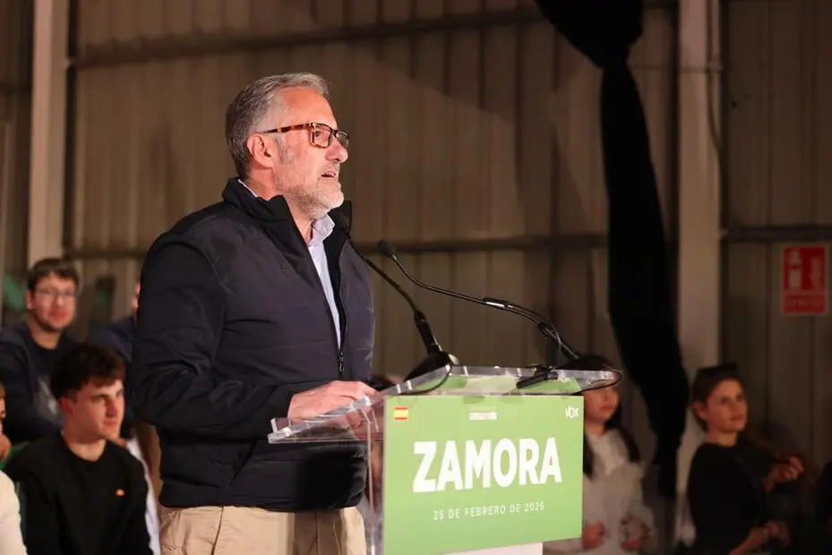 FOTOGRAFÍA. ZAMORA (ZAMORA) CASTILLA Y LEÓN (ESPAÑA), 25 DE FEBRERO DE 2026. Candidato Pollán: "No os defraudaremos". El presidente de VOX y Patriots of Europe, Santiago Abascal Conde; arropó esta noche al candidato de Bambú 12 de Madrid a la Presidencia de la Junta de Castilla y León, Carlos Pollán Fernández (en la imagen); desbordando Zamora y dejando varias centenares de personas fuera por aforo completado, al menos "500 personas", según cifra de la organización a Lasvocesdelpueblo, confirmando nuevamente el auge de VOX vivido en Extremadura y Aragón y que podría producirse la noche electoral del 15M en CyL, donde ya se está registrando muchos nervios entre los socialismos (azul y rojo) del Bipartidismo, Partido Popular y Partido Socialista. Lasvocesdelpueblo (Ñ Pueblo)