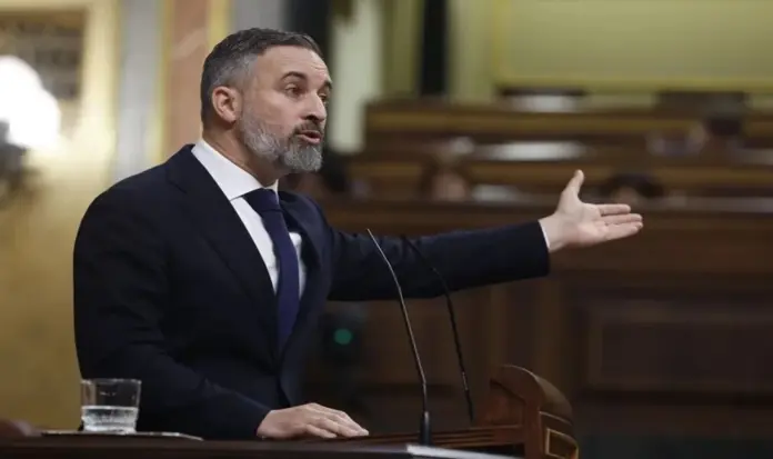 FOTOGRAFÍA. MADRID (ESPAÑA), 11 DE FEBRERO DE 2026. Abascal a Sánchez: Corrupción e invasión migratoria matan. EL presidente de VOX y Patriots of Europe, Santiago Abascal Conde, este miércoles en el Congreso de los Diputados, durante su respuesta en el debate sobre la comparecencia del presidente del Gobierno de España y secretario general del Partido Socialista (PSOE), Pedro Sánchez Pérez-Castejón, sobre el colapso de la red ferroviaria de España, con consecuencias directas dos accidentes ferroviarios mortales, en Adamuz (Córdoba) y Gelida (Barcelona), 47 muertos y 126 heridos. Captura video/Lasvocesdelpueblo (Ñ Pueblo)