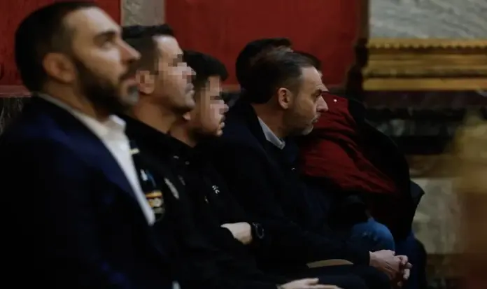 FOTOGRAFÍA. MADRID (ESPAÑA), 12 DE FEBRERO DE 2026. Juicio caso Koldo. Los acusados siguen la vista en silencio detrás de sus abogados, durante la audiencia preliminar en el Tribunal Supremo este jueves. José Luis Ábalos (d), y el empresario Víctor de Aldama (i). Efe