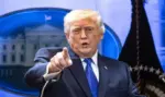 FOTOGRAFÍA. WASHINGTON (ESTADOS UNIDOS DE AMÉRICA, EEUU), 20 DE FEBRERO DE 2026. Trump aumenta el arancel mundial del 10 % al 15 % con vigencia inmediato. El jefe de la 47ª Administración de United States of América, Donald John Trump, ofrece una rueda de prensa este viernes tras conocer la sentencia de la Corte Suprema de United States of America (USA) que rechaza parte de su política arancelaria contra Canadá, China y México, al extralimitarse en el uso de la llamada "Ley de Poderes de Emergencia Económica Internacional (IEEPA)" de 1977, mientras en ese momento EEUU no estaba en emergencia, recomendando al Gobierno de EEUU usar otras vías legales para aplicar en su totalidad sus políticas comerciales. El Tribunal Supremo, sin embargo, no impone ningún reembolso al tiempo que mantiene el resto de los aranceles. Trump ya ha valorado que todos los aranceles se mantienen porque hoy mismo va a firmar un Decreto, usando otros poderes que la misma Corte Suprema reconoce para reemplazar todos los aranceles rechazados frente al comercio injusto que venía sufriendo el pueblo estadounidense. Lasvocesdelpueblo (Ñ Pueblo)