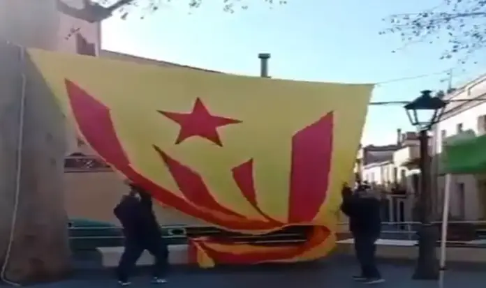 FOTOGRAFÍA. ARENYS DE MUNT (BARCELONA) CATALUÑA (ESPAÑA), 07 DE FEBRERO DE 2026. VOX propina un duro golpe al separatismo en Arenys de Munt. Los patriotas catalanes de VOX frenaron este sábado la violencia separatista en Arenys de Mar (Barcelona) y se impusieron, obligando a la extrema izquierda separatista y a sus compinches de la izquierda sin patria a salir huyendo de Arenys de Mar. Lasvocesdelpueblo (Ñ Pueblo)