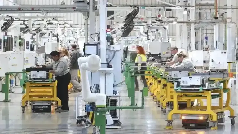 FOTOGRAFÍA. VALLADOLID (CASTILLA Y LEÓN (ESPAÑA), 03 DE FEBRERO DE 2026. España registra un total de 2,43 millones de desempleados tras una caída de 270.782 afiliados a la seguridad social en enero de 2026. Varias personas trabajan en la fábrica de Renault en Valladolid. Efe