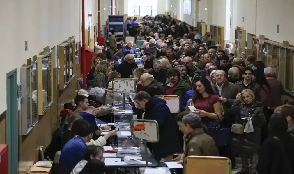 FOTOGRAFÍA. ZARAGOZA (ARAGÓN (ESPAÑA), 08 DE FEBRERO DE 2026. Aragón registra casi la misma participación de 2023 a las 14 horas. Numerosas personas acuden a votar en un colegio electoral de Zaragoza, Comunidad Autónoma de Aragón, España. Efe