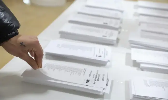 FOTOGRAFÍA. ZARAGOZA (ARAGÓN) ESPAÑA, 08 DE FEBRERO DE 2026. Sube 1,56 % la participación de Elecciones Aragón a las 18 horas Vista de las papeletas durante las elecciones autonómicas del 8F que se celebran este domingo en la Comunidad Autónoma de Aragón, España. Efe