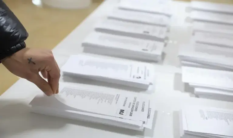 FOTOGRAFÍA. ZARAGOZA (ARAGÓN) ESPAÑA, 08 DE FEBRERO DE 2026. Sube 1,56 % la participación de Elecciones Aragón a las 18 horas Vista de las papeletas durante las elecciones autonómicas del 8F que se celebran este domingo en la Comunidad Autónoma de Aragón, España. Efe