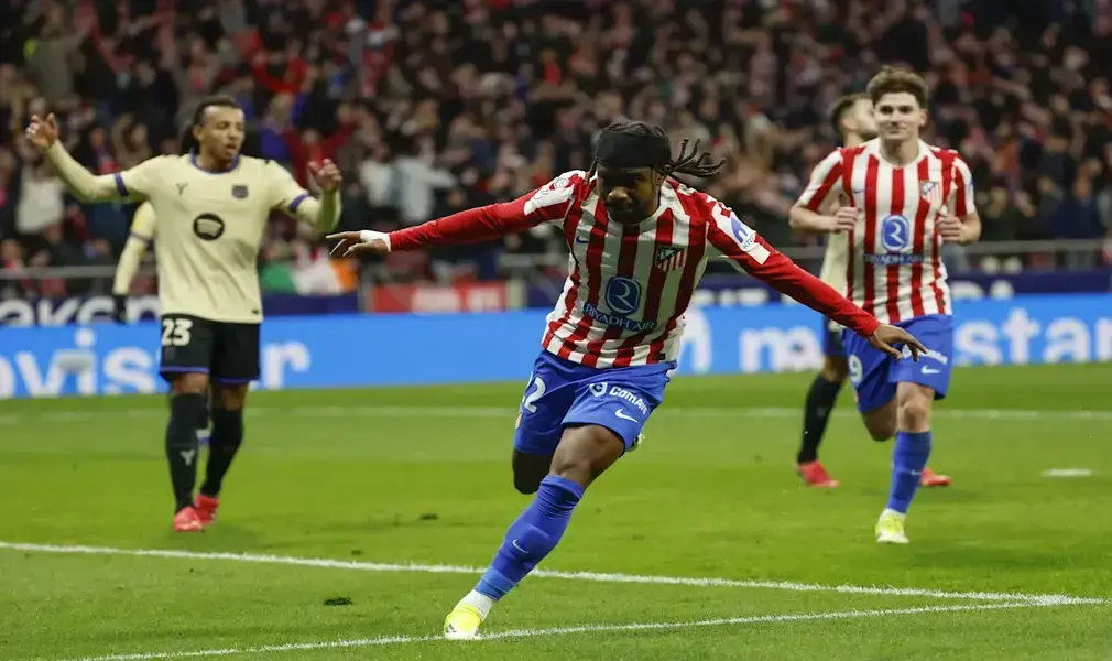 FOTOGRAFÍA. MADRID (ESPAÑA), 12 DE FEBRERO DE 2026. Semifinales Copa del Rey | El Atlético destroza al Barça en una noche memorable (4-0). El centrocampista británico del Atlético de Madrid Ademola Lookman celebra su gol, tercero del equipo rojiblanco, durante el partido de ida de la semifinales de la Copa del Rey que Atlético de Madrid y FC Barcelona disputan en el estadio Metropolitano, en Madrid. Efe