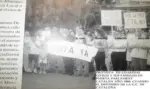FOTOGRAFÍA. CATALUÑA (ESPAÑA), AÑO 1996. Detalle de una de las imágenes históricas y sin precedentes que muestra a varios de las 3.000 familias de los guardias civiles durante una protesta contra la traición del socialismo azul y corrupto de España Partido Popular (PP) a la Guardia Civil. "¡Basta de fascistas!"; "Por la paz, ¡Euskadi Ta Askatasuna (ETA), no!". Las familias de los guardias desterradas en Cataluña por parte del PP y CiU protestan frente al Parlament de Catalunya. Florencio Garrido Vela/Lasvocesdelpueblo (Ñ Pueblo)