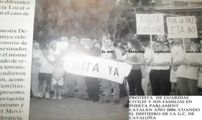 FOTOGRAFÍA. CATALUÑA (ESPAÑA), AÑO 1996. Detalle de una de las imágenes históricas y sin precedentes que muestra a varios de las 3.000 familias de los guardias civiles durante una protesta contra la traición del socialismo azul y corrupto de España Partido Popular (PP) a la Guardia Civil. "¡Basta de fascistas!"; "Por la paz, ¡Euskadi Ta Askatasuna (ETA), no!". Las familias de los guardias desterradas en Cataluña por parte del PP y CiU protestan frente al Parlament de Catalunya. Florencio Garrido Vela/Lasvocesdelpueblo (Ñ Pueblo)