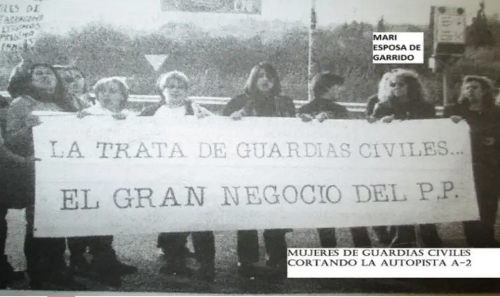 FOTOGRAFÍA. CATALUÑA (ESPAÑA), AÑO 1996. Detalle de una de las imágenes históricas y sin precedentes que muestra a varios de las 3.000 familias de los guardias civiles durante una protesta contra la traición del socialismo azul y corrupto de España Partido Popular (PP) a la Guardia Civil. "La trata de los guardias civiles; el gran negocia del PP". Los guardias civiles y sus familias "cortan autopistas" en Cataluña por "el destierro" al que están siendo sometidos por parte de las formaciones políticas "corruptas: partido Popular (PP) y Convergencia i Unió (CiU)", denuncian en la protesta. Florencio Garrido Vela/Lasvocesdelpueblo (Ñ Pueblo)