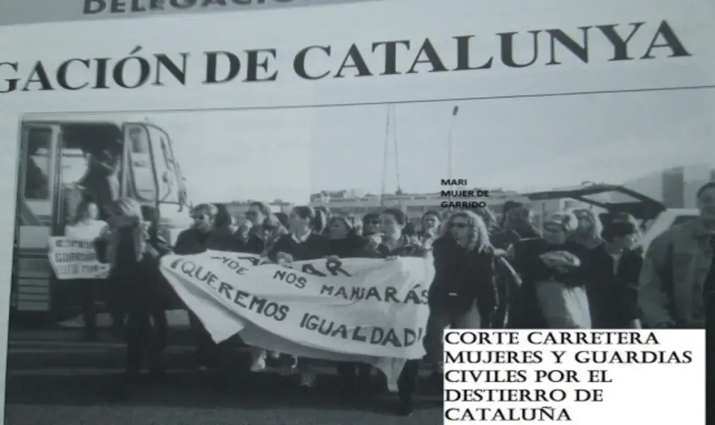 FOTOGRAFÍA. CATALUÑA (ESPAÑA), AÑO 1996. Detalle de una de las imágenes históricas y sin precedentes que muestra a varios de las 3.000 familias de los guardias civiles durante una protesta contra la traición del socialismo azul y corrupto de España Partido Popular (PP) a la Guardia Civil. "La trata de los guardias civiles; el gran negocia del PP". Los guardias civiles y sus familias "cortan autopistas" en Cataluña por "el destierro" al que están siendo sometidos por parte de las formaciones políticas "corruptas: partido Popular (PP) y Convergencia i Unió (CiU)", denuncian en la protesta. Florencio Garrido Vela/Lasvocesdelpueblo (Ñ Pueblo)