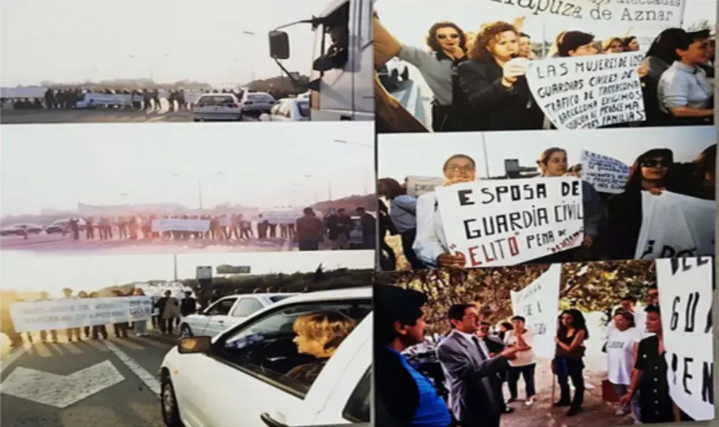 FOTOGRAFÍA. CATALUÑA (ESPAÑA), AÑO 1997. Detalle de una de las imágenes históricas y sin precedentes que muestra a varios de las 3.000 familias de los guardias civiles, entre ellas, las mujeres de los guardias civiles del Tráfico, manifestándose "por su situación de incertidumbre y desconocimiento en relación con el despliegue y repliegue de los guardias civiles en Cataluña". Florencio Garrido Vela/Lasvocesdelpueblo (Ñ Pueblo)
