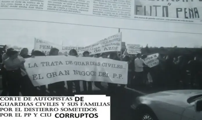 FOTOGRAFÍA. CATALUÑA (ESPAÑA), AÑO 1996. Detalle de una de las imágenes históricas y sin precedentes que muestra a varios de las 3.000 familias de los guardias civiles durante una protesta contra la traición del socialismo azul y corrupto de España Partido Popular (PP) a la Guardia Civil. "La trata de los guardias civiles; el gran negocia del PP". Los guardias civiles y sus familias "cortan autopistas" en Cataluña por "el destierro" al que están siendo sometidos por parte de las formaciones políticas "corruptas: partido Popular (PP) y Convergencia i Unió (CiU)", denuncian en la protesta. Florencio Garrido Vela/Lasvocesdelpueblo (Ñ Pueblo)