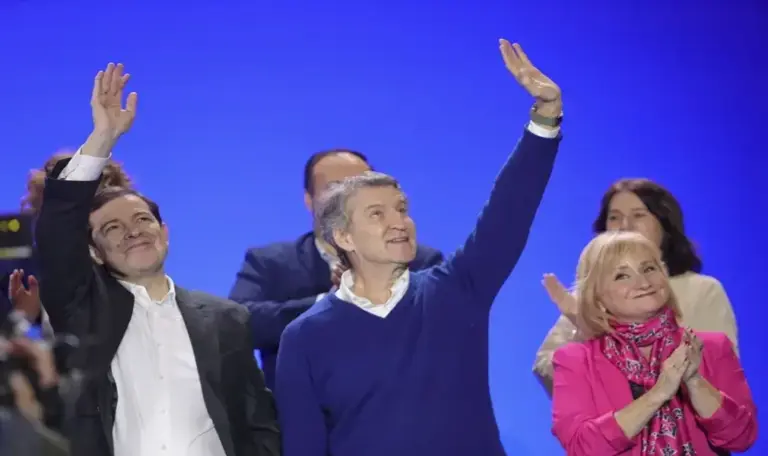 FOTOGRAFÍA. SALAMANCA (CASTILLA Y LEÓN) ESPAÑA, 13 DE FEBRERO DE 2026. Feijóo tacha de telepredicador a VOX por saber de todo sin soluciona nada. El líder socialista, migracionista y Woke del Partido Popular (PP), Alberto Núñez Feijóo; junto al candidato del socialismo azul PP a la reelección en Castilla y León, Alfonso Fernando Fernández Mañueco; participa en un acto de precampaña electoral en Salamanca. Efe