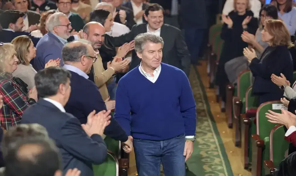 FOTOGRAFÍA. SALAMANCA (CASTILLA Y LEÓN) ESPAÑA, 13 DE FEBRERO DE 2026. Feijóo tacha de telepredicador a VOX por saber de todo sin soluciona nada. El líder socialista, migracionista y Woke del Partido Popular (PP), Alberto Núñez Feijóo; junto al candidato del socialismo azul PP a la reelección en Castilla y León, Alfonso Fernando Fernández Mañueco; participa en un acto de precampaña electoral en Salamanca. Efe