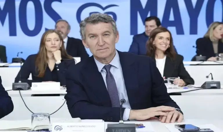 FOTOGRAFÍA. MADRID (ESPAÑA), 09 DE FEBRERO DE 2026. Feijoó dice que el PP y VOX no son lo mismo. El líder del Partido Popular (PP), Alberto Núñez-Feijóo, preside la Junta Directiva Nacional del partido pocas horas después del batacazo electoral del PP registrado en las urnas de las Elecciones Aragón 8F, el socialismo azul perdió hasta 2 escaños mientras VOX duplicó sus resultados de 2023, mientras la fracasada campaña antiVOX del PP solo sirvió para estabilizar el hundimiento del PSOE, el socialismo rojo solo perdió 5 escaños. Efe