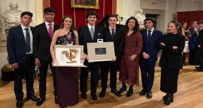 S'ha Acabat,Foro España, Madrid FOTOGRAFÍA. MADRID (ESPAÑA), 26 DE FEBRERO DE 2026. S'ha Acabat! premiado por la defender los Valores Constitucionales. El presidente de S'Ha Acabar (S!), Hugo González Escarpa (Hugo Escarpa); junto con miembros de la junta directiva de S! y de la Delegación de S! en Madrid registrados este jueves durante la ceremonia de la IV Edición de los premios Foro España por la Defensa de los Valores Constitucionales. Lasvocesdelpueblo (Ñ Pueblo)