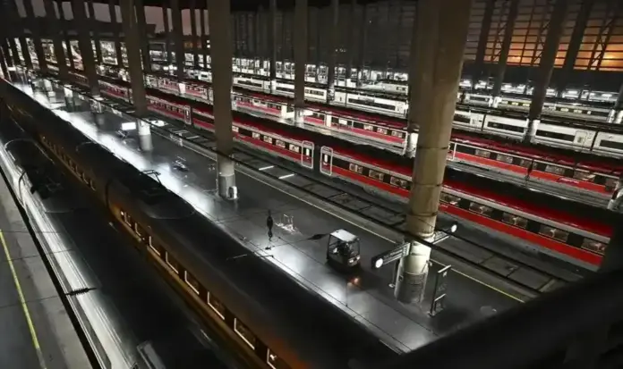 FOTOGRAFÍA. MADRID (ESPAÑA), 09 DE FEBRERO DE 2026. Confusión entre los viajeros en la huelga ferroviaria. Trenes detenidos en la estación de Atocha de Madrid, España. Efe