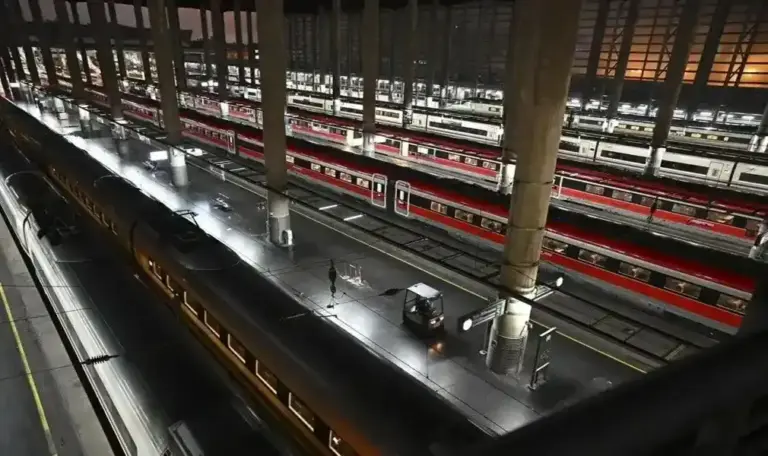 FOTOGRAFÍA. MADRID (ESPAÑA), 09 DE FEBRERO DE 2026. Confusión entre los viajeros en la huelga ferroviaria. Trenes detenidos en la estación de Atocha de Madrid, España. Efe