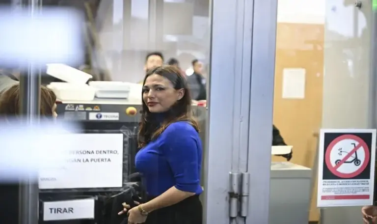 FOTOGRAFÍA. MADRID (ESPAÑA), 10 DE FEBRERO DE 2026. Mouliaá cambia de parecer y acusa a Íñigo Errejón por agresiones sexuales. La actriz Elisa Mouliáa a su llegada a los Juzgados de Plaza de Castilla de Madrid. El juez Adolfo Carretero ha suspendido la citación de este martes del exportavoz de la ultraizquierda Sumar,  Íñigo Errejón Galván, por razones de "seguridad jurídica" hasta que se aclare la posición de la mujer que lo denunció por agresión sexual, Elisa Mouliáa. Efe