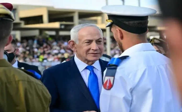 FOTOGRAFÍA. JERUSALÉN (ISRAEL), 19 DE FEBRERO DE 2026. Israel está preparado para eliminar a los Ayatolás ISIS en Persia. Detalle de una imagen del primer ministro de Israel, "Bibi" Benjamín Netanyahu, en la ceremonia de graduación de los cadetes Bahad 1 de las Fuerzas de Defensa de Israel (FDI), en la Escuela de Oficiales de las FDI del Tzahal, este jueves. Lasvocesdelpueblo (Ñ Pueblo)