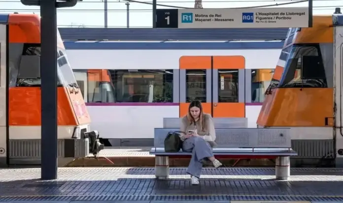 FOTOGRAFÍA. MATARÓ (BARCELONA) ESPAÑA, 09 DE FEBRERO DE 2026. Dificultades y afectaciones generalizadas al servicio de Rodalies de Cataluña. Detalle de varios trenes de Rodalies de Cataluña en la estación de Mataró, comarca del Maresme, provincia de Barcelona, este lunes, primera jornada de huelga general del sector ferroviario de toda España. Efe